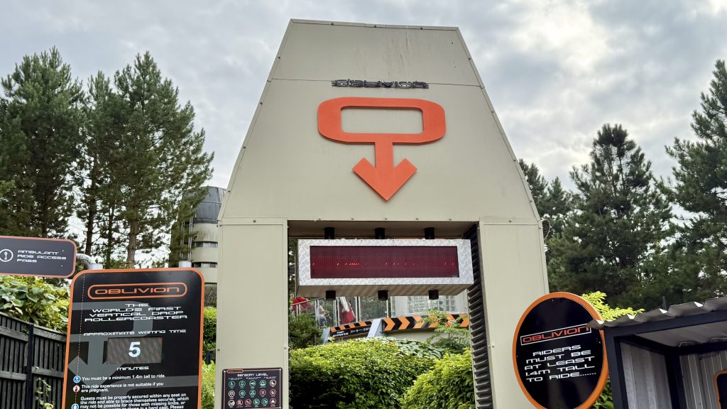 Entrance to the Oblivion ride with a five-minute wait time.